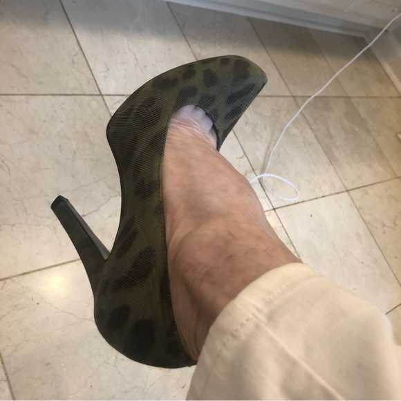 Gianni Bini Pumps, army green faint leopard print fabric, platform, Size 7 - Picture 9 of 16